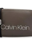 rankinė per petį collegic small Calvin Klein ruda